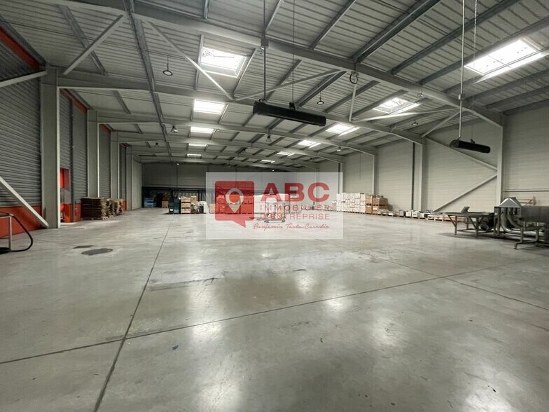 Flex in Lunel for lease - Interior Photo - Image 1 of 6