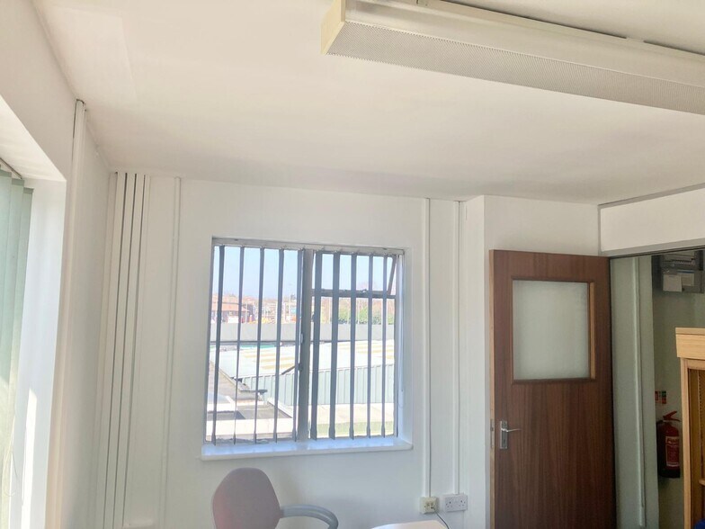 31 ImageStor House Bridge Road Palace Gates Rd, Londres à louer - Photo du bâtiment - Image 2 de 23