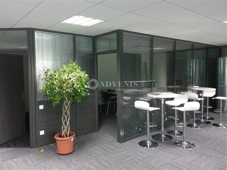 Office in Bry-sur-Marne for lease - Interior Photo - Image 2 of 5
