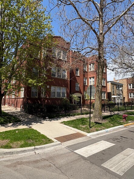 2432-2434 W Fargo Ave, Chicago, IL à vendre - Photo du bâtiment - Image 2 de 17
