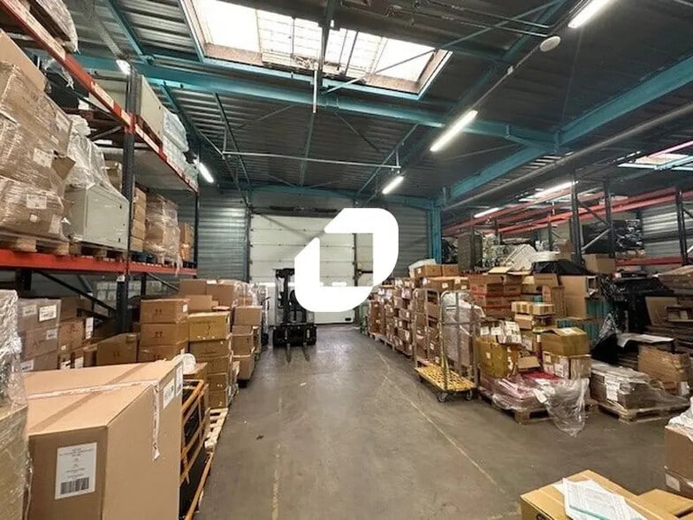 Rue De La Belle Borne, Tremblay-en-France for lease - Interior Photo - Image 2 of 9