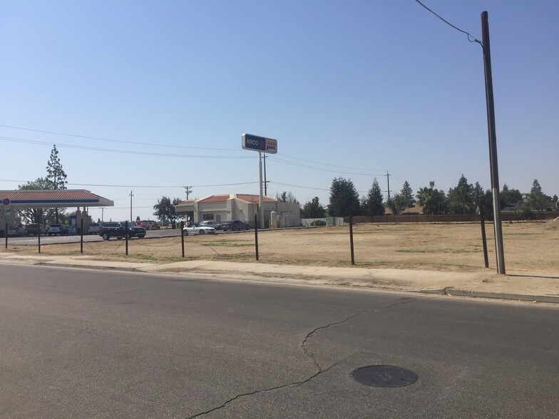 2812 Panama Ln, Bakersfield, CA à vendre - Photo du bâtiment - Image 2 de 7