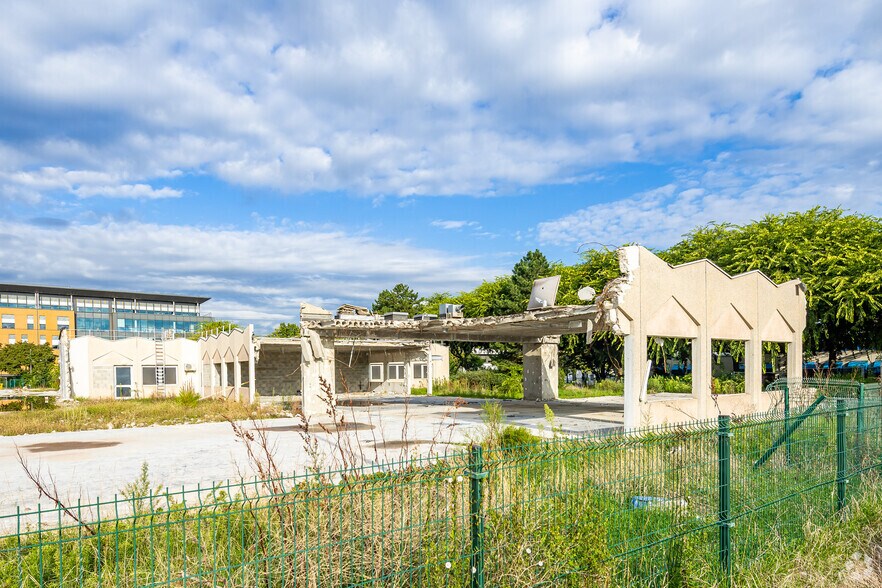 24 Espace Henry Vallée, Lyon à louer - Photo du bâtiment - Image 2 de 3