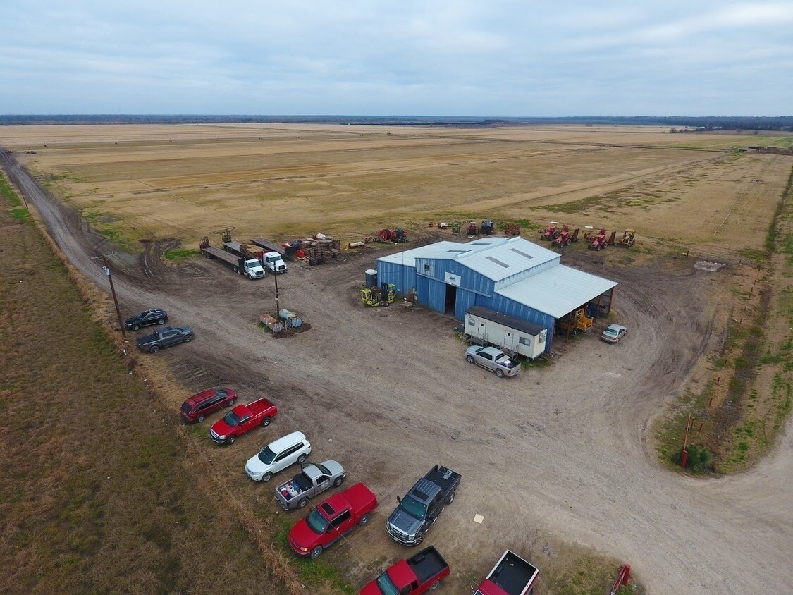 621 E Wolf Springs Rd, Ferris, TX à vendre Photo du bâtiment- Image 1 de 51