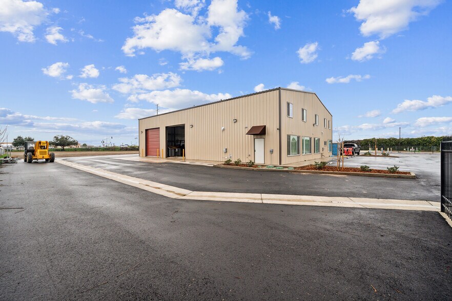 2330 E Kaviland Ave, Fresno, CA à vendre - Photo du bâtiment - Image 3 de 34