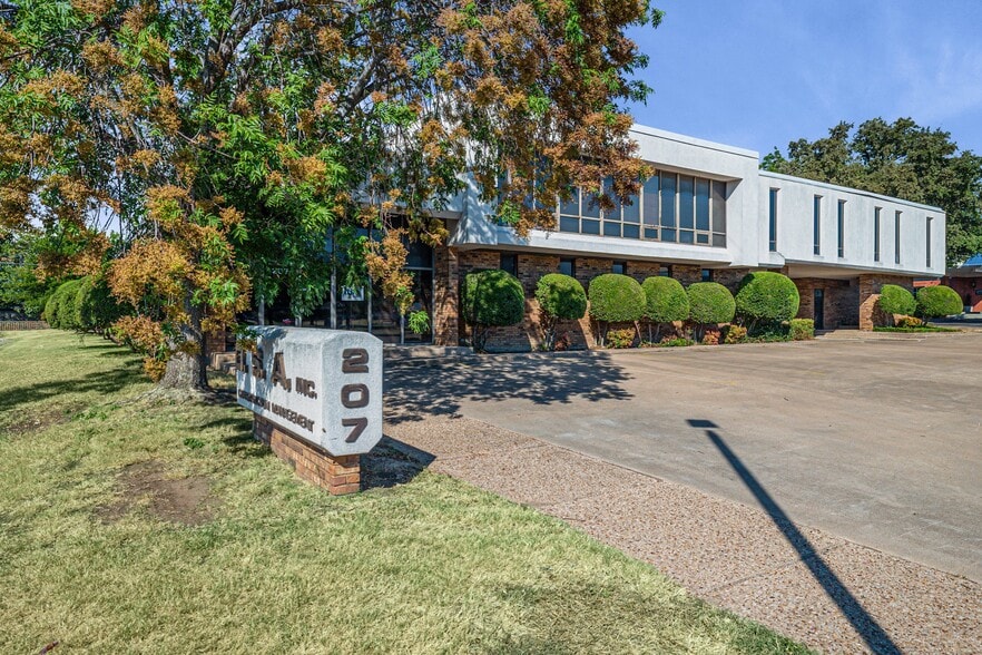 207 N Ridgeway Dr, Cleburne, TX for sale - Building Photo - Image 3 of 20