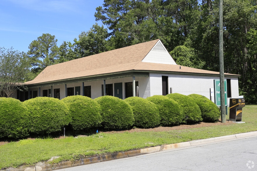 221 Executive Cir, Savannah, GA à louer - Photo du bâtiment - Image 3 de 10