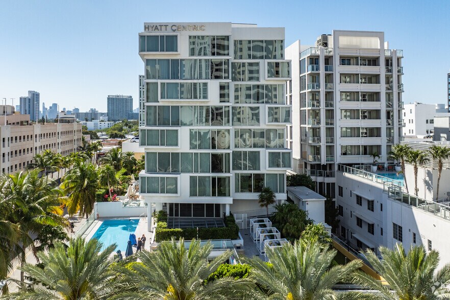 1600 Collins Ave, Miami Beach, FL à louer - Photo du bâtiment - Image 2 de 5