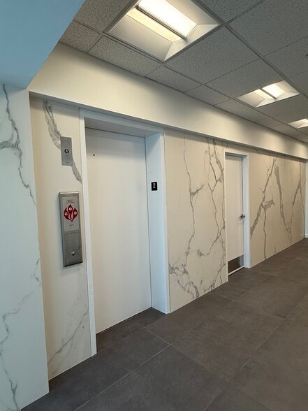 1055-1083 Old Country Rd, Westbury, NY for lease - Lobby - Image 3 of 6