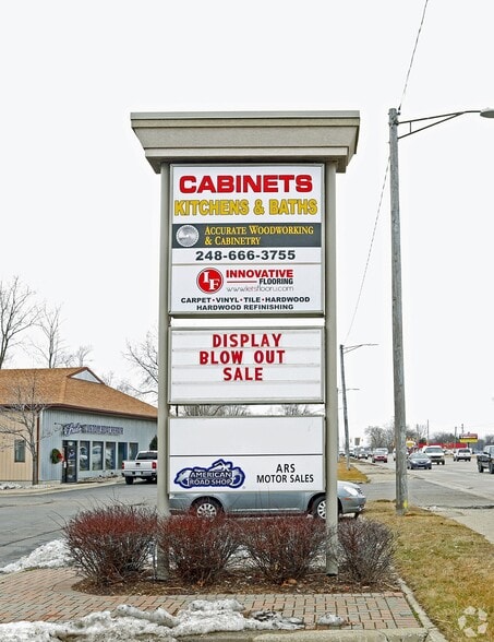 33,240 SF Three Building Portfolio portefeuille de 3 propriétés à vendre sur LoopNet.ca - Photo du bâtiment - Image 3 de 12