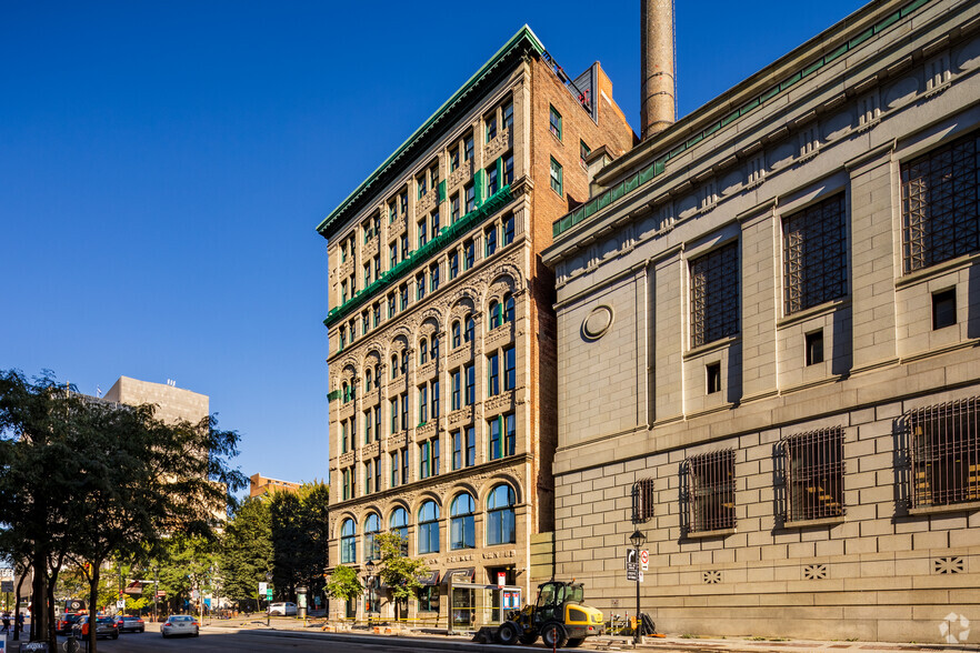 100-104 Rue Saint-Antoine O, Montréal, QC à louer - Photo du bâtiment - Image 3 de 5