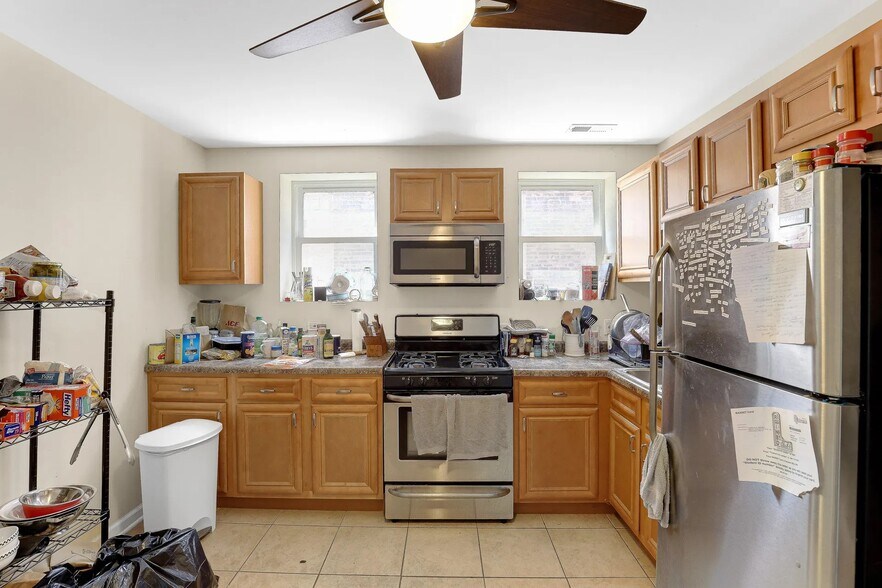 1665 W Fullerton Ave, Chicago, IL for sale - Interior Photo - Image 2 of 17