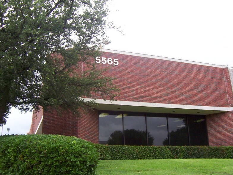 5565 Red Bird Center Dr, Dallas, TX à louer - Photo du bâtiment - Image 3 de 5
