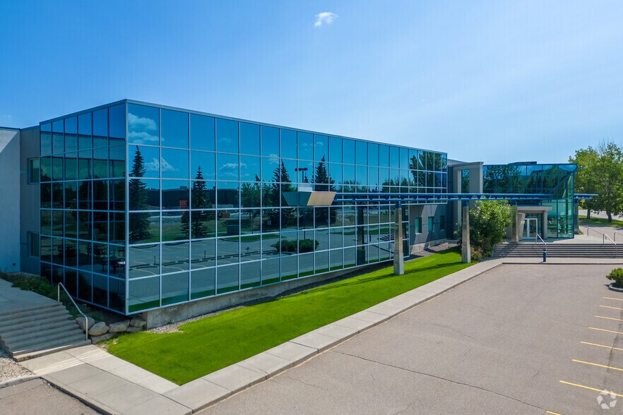 1120 68th Ave NE, Calgary, AB à louer - Photo du bâtiment - Image 3 de 14