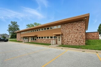 430 W 35th St, Davenport, IA for lease Building Photo- Image 2 of 43