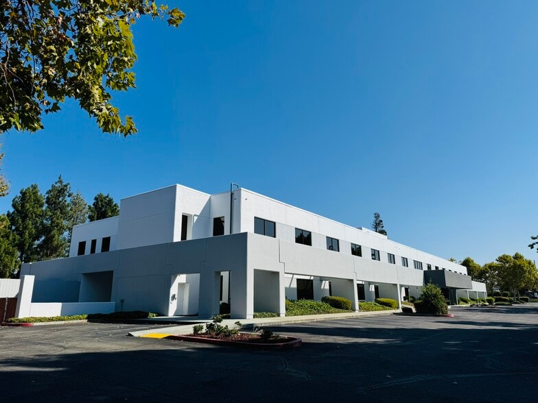 350 Oakmead Pky, Sunnyvale, CA for lease - Building Photo - Image 2 of 9