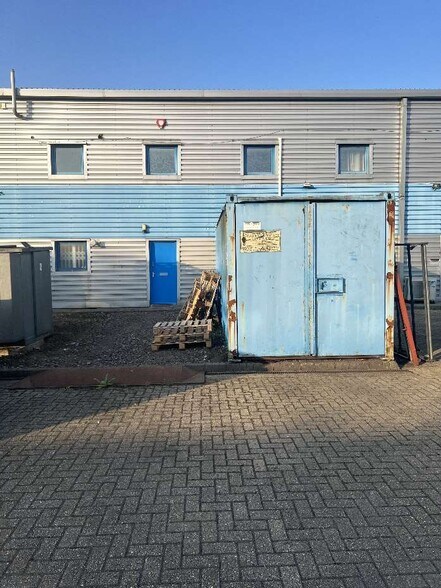 Unit 2 Douglas Dr, Godalming à vendre - Photo du bâtiment - Image 2 de 2