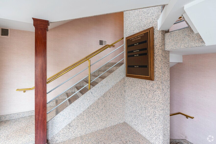99 Wayland Ave, Providence, RI à louer - Hall d’entrée - Image 3 de 8