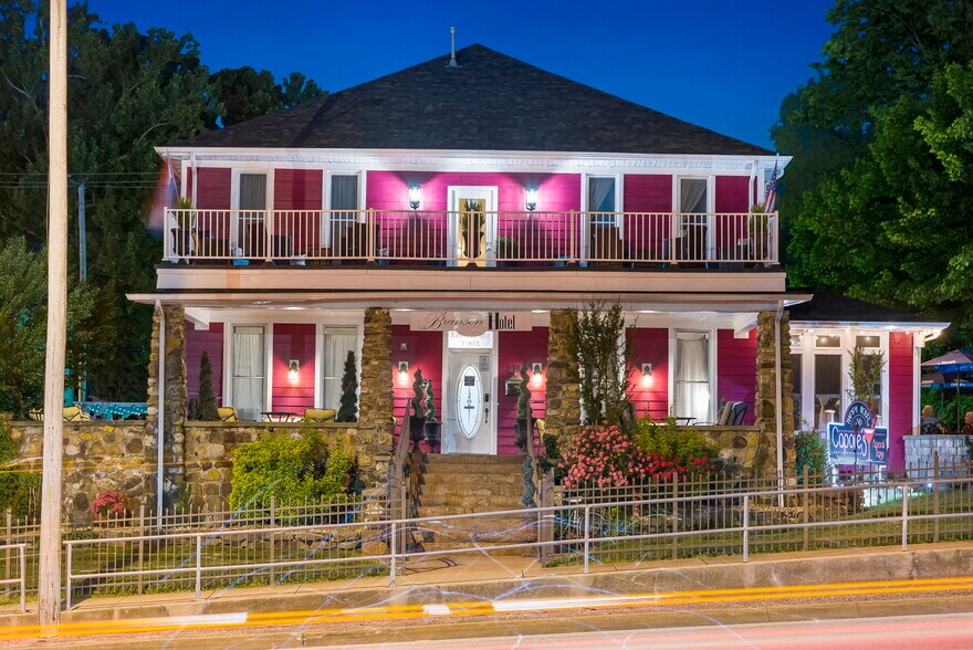 214 W Main St, Branson, MO à vendre - Photo du bâtiment - Image 2 de 95