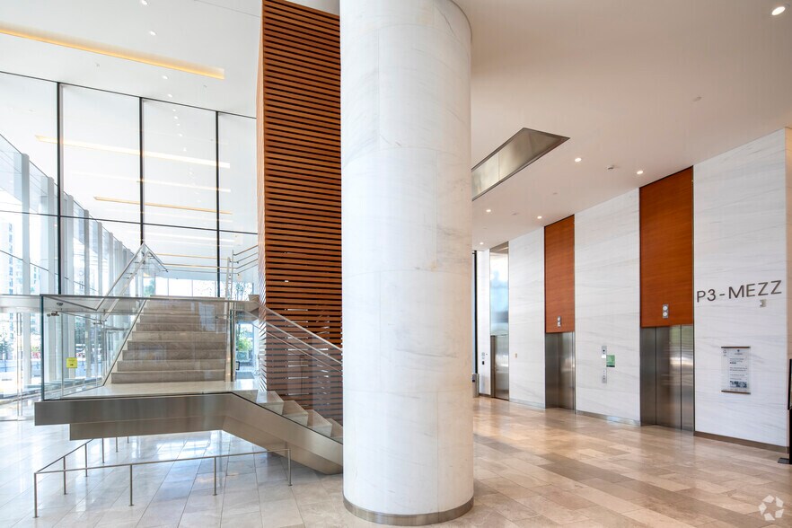 88 Queens Quay W, Toronto, ON à louer - Photo du bâtiment - Image 2 de 13