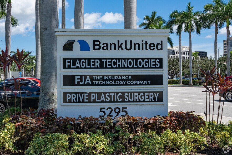 5295 Town Center Rd, Boca Raton, FL à louer - Photo du bâtiment - Image 3 de 6