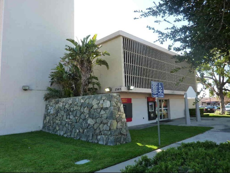 1565 E Highland Ave, San Bernardino, CA à louer - Photo du bâtiment - Image 3 de 6