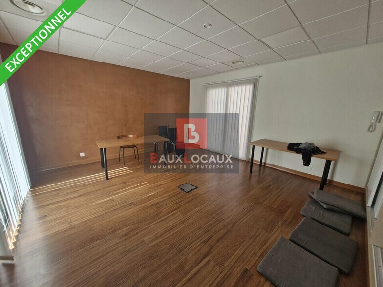 Flex in Velaux for lease - Interior Photo - Image 3 of 11
