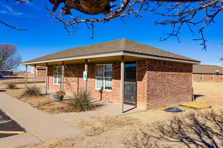 300 W 17th St, Dumas, TX à vendre - Photo du bâtiment - Image 3 de 11