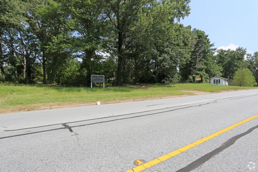 102 Phillips Cir, Greenwood, SC for sale - Primary Photo - Image 1 of 4