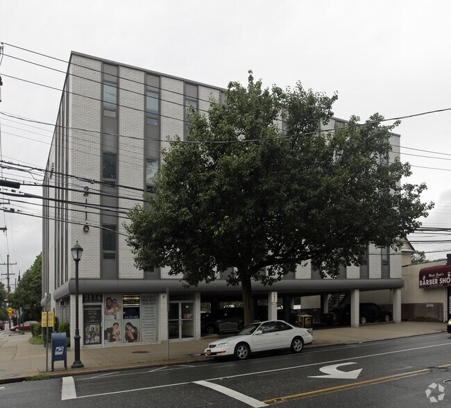 2116 Merrick Ave, Merrick, NY à louer - Photo du bâtiment - Image 3 de 7