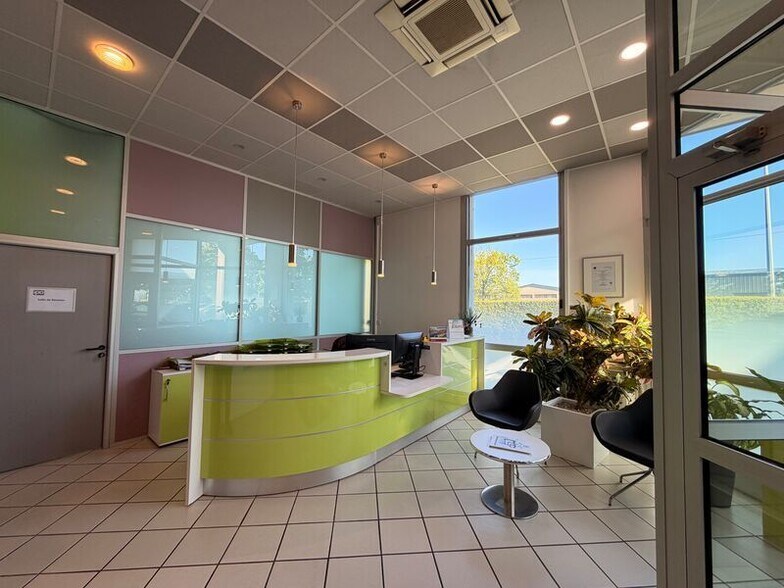 Flex in Décines-Charpieu for sale - Building Photo - Image 2 of 12