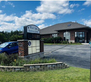 26422 Oakridge Dr, Waterford, WI à vendre - Photo du bâtiment - Image 2 de 6