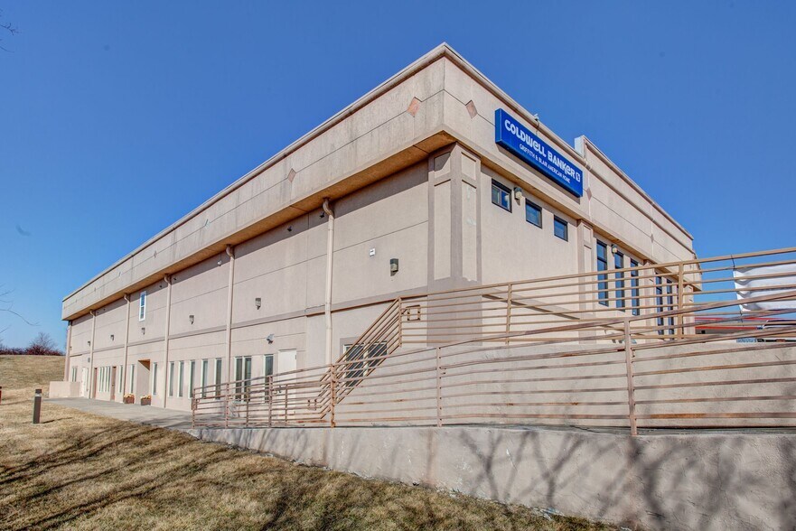 2311 Wakarusa Dr, Lawrence, KS à louer - Photo du bâtiment - Image 3 de 32