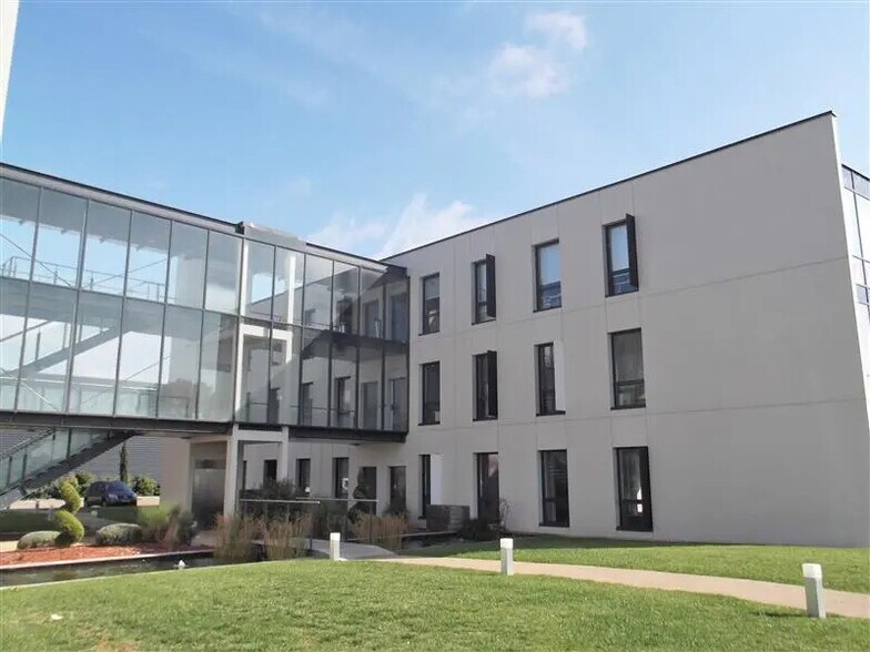 Bureau dans Saint-Priest à louer - Photo du bâtiment - Image 2 de 4