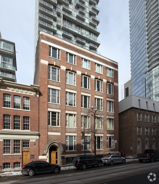 200 Adelaide St W, Toronto, ON for lease - Building Photo - Image 2 of 16
