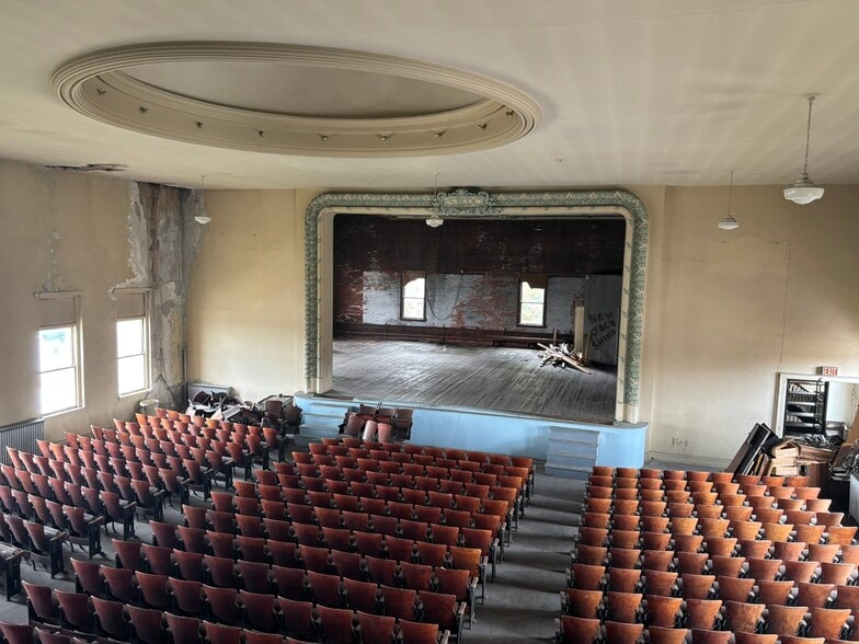 215 Broadway St, Buffalo, NY for sale - Interior Photo - Image 2 of 19