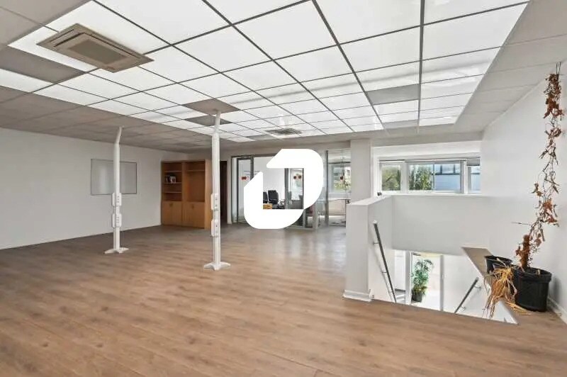 Office in Nanterre for lease Interior Photo- Image 1 of 4