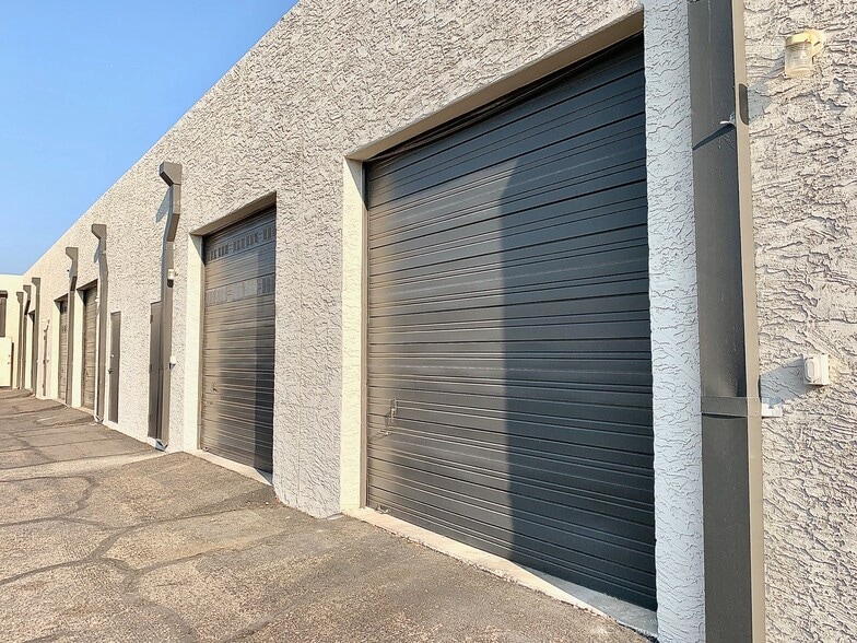 7735 E Gelding Dr, Scottsdale, AZ à louer - Photo du bâtiment - Image 3 de 10