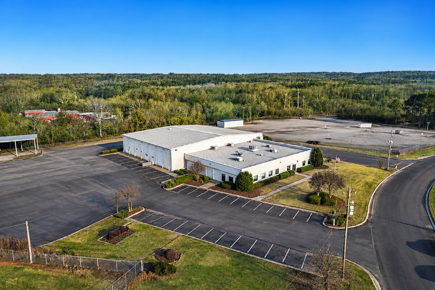 2563 Commerce Cir, Birmingham, AL for lease - Building Photo - Image 1 of 7