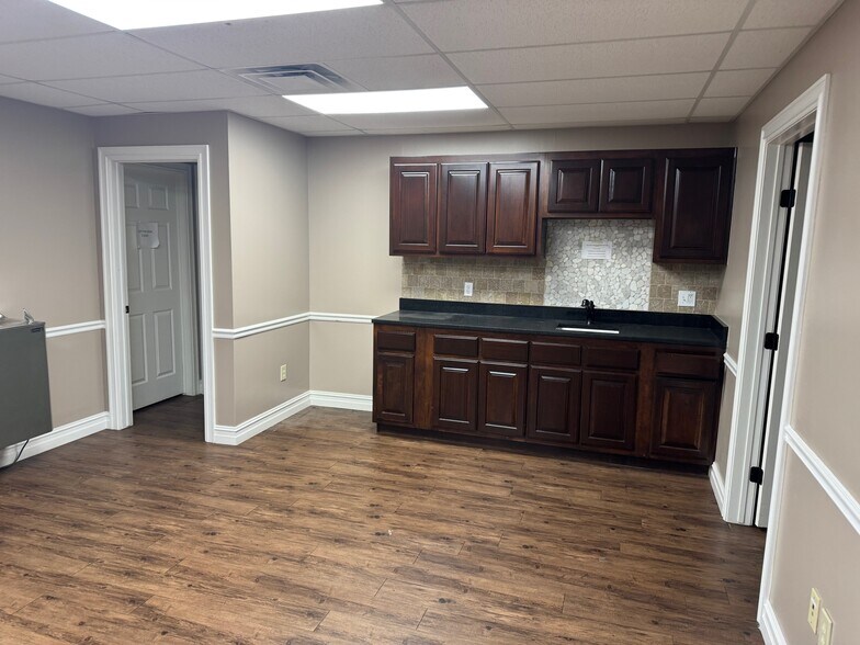 6935 E 12th St, Tulsa, OK à louer - Photo du bâtiment - Image 3 de 10