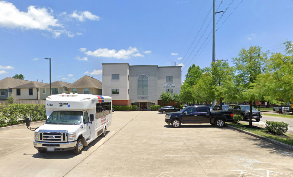 1302 N Shepherd Dr, Houston, TX for lease - Building Photo - Image 1 of 19