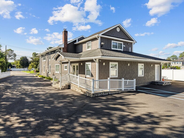 551 N Route 25A, Saint James, NY à vendre - Photo du bâtiment - Image 3 de 22