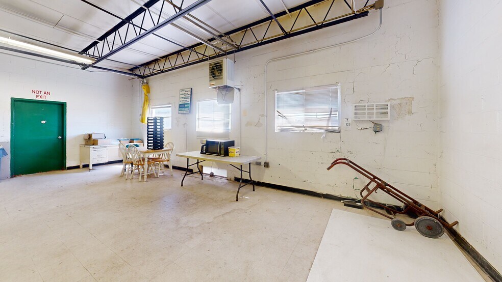 16.13AC- Value-Add -Ind 7 Bldgs w/income portefeuille de 8 propriétés à vendre sur LoopNet.ca - Numérisation 3D de Matterport - Image 3 de 32