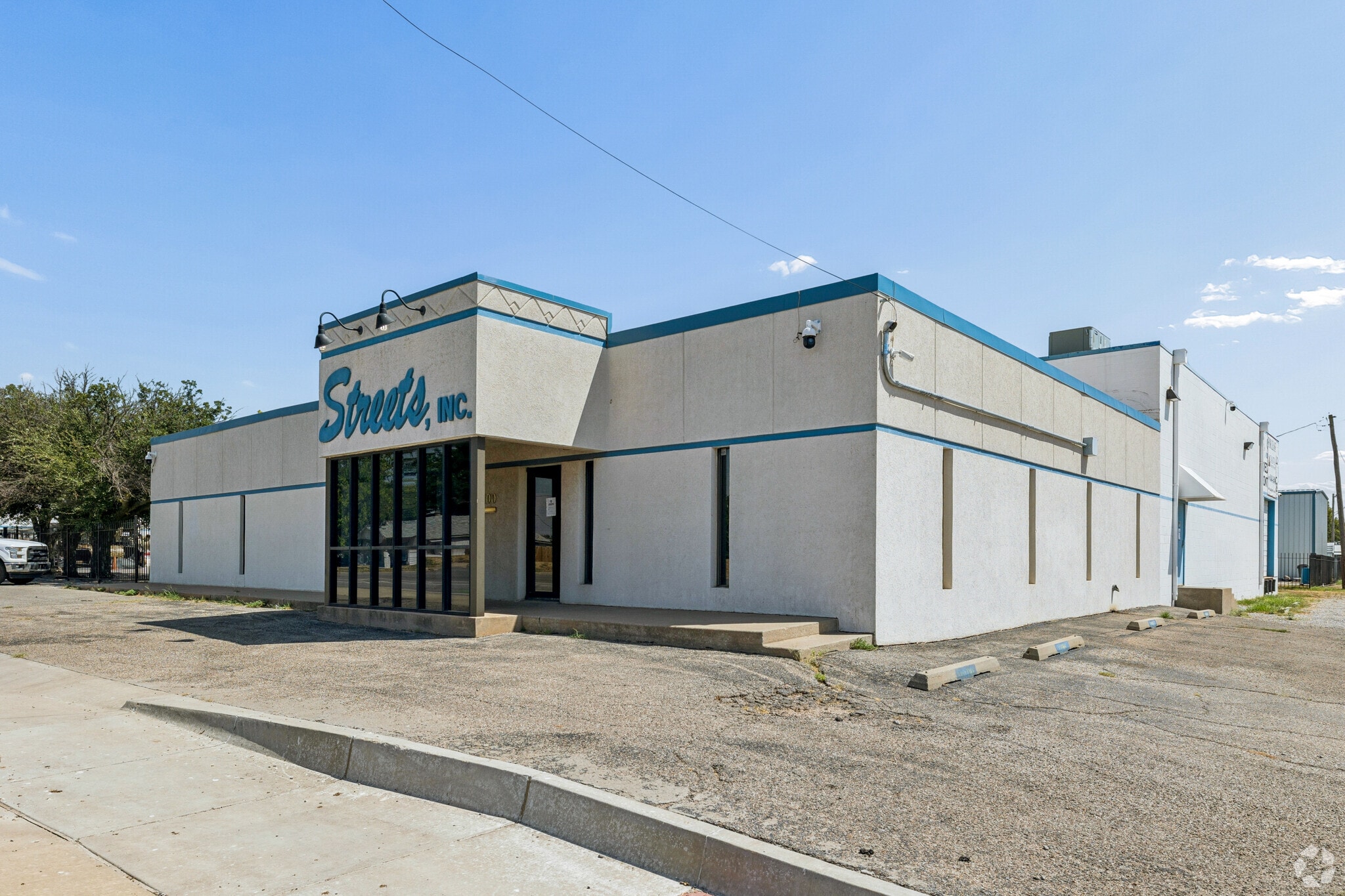 25,286 SF | 5 Bldg | Contractor Campus portfolio of 5 properties for sale on LoopNet.ca Building Photo- Image 1 of 34