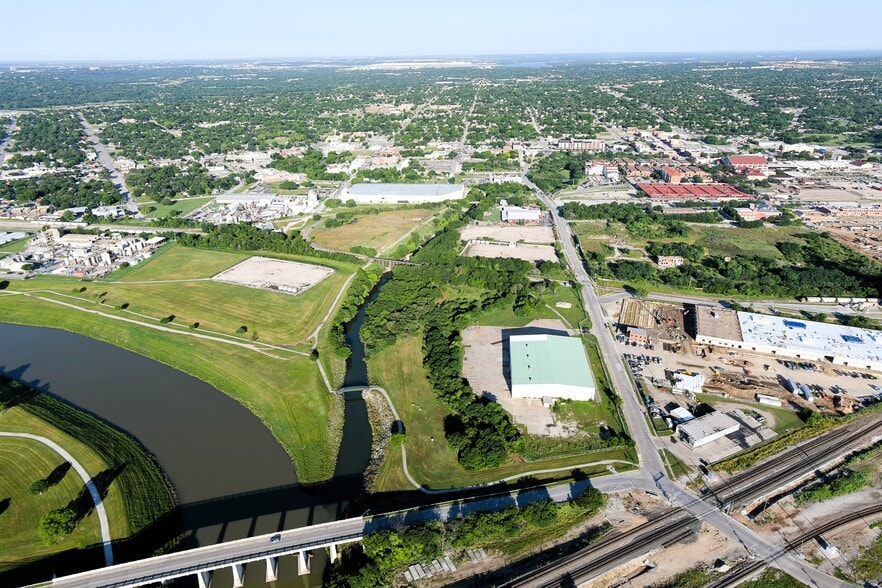 1100 NE 23rd St, Fort Worth, TX for lease - Building Photo - Image 3 of 8