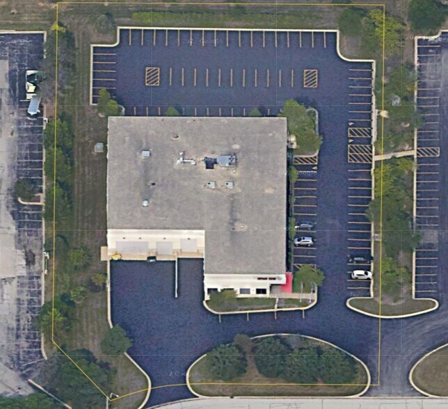 940 Lakeside Dr, Gurnee, IL for sale - Building Photo - Image 2 of 20