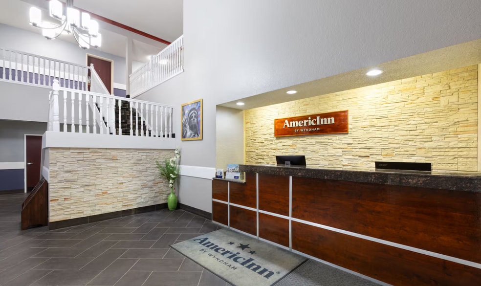 2210 West St S, Grinnell, IA for sale - Lobby - Image 3 of 23
