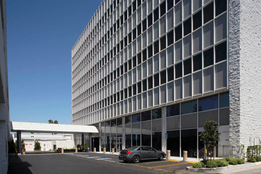 4955 Van Nuys Blvd, Sherman Oaks, CA à louer - Photo du bâtiment - Image 3 de 4