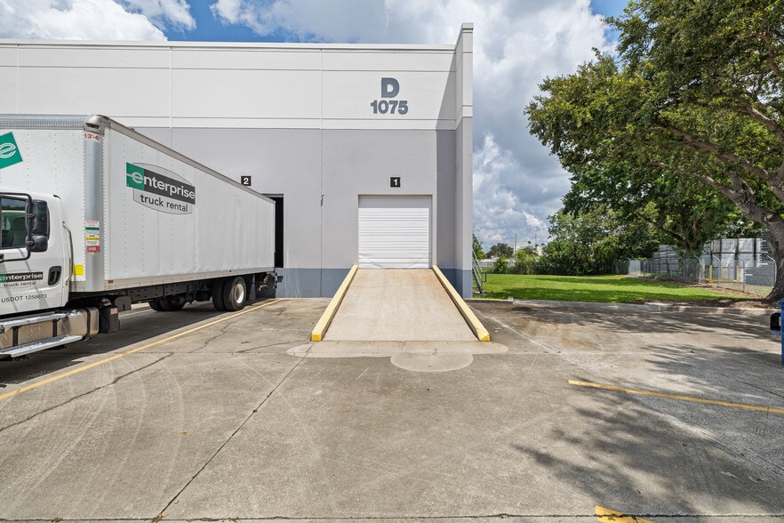 1075 Gills Dr, Orlando, FL for lease - Building Photo - Image 3 of 5