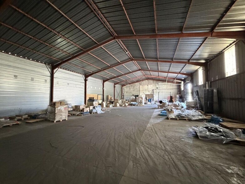 Flex in Saint-Priest for lease - Interior Photo - Image 2 of 10